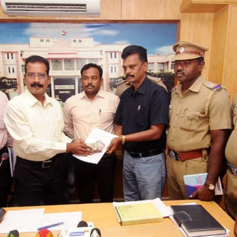 பறக்கும் படையிடம் சிக்கிய 3 லட்சம் ரூபாய் - கரூரில் எலெக்சன் ஏற்பாடுகள் தீவிரம்!