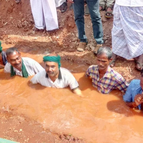 உயர்மின் கோபுரம் திட்டத்துக்கு எதிர்ப்பு - சேற்றில் இறங்கிப் போராடிய விவசாயிகள்!