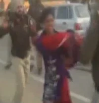 பாலியல் புகார் கொடுக்க சென்ற பெண்ணை அடித்து உதைத்த போலீஸ்