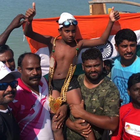 பாக் நீரிணையை பத்தரை மணி நேரத்தில் நீந்திக் கடந்து சாதனை! - 10 வயதுச் சிறுவன் அசத்தல்