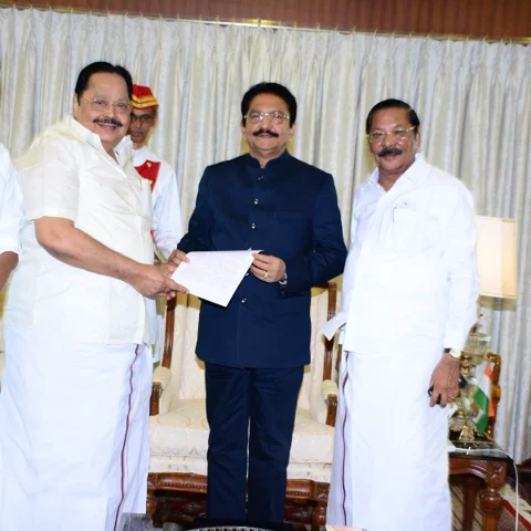கவர்னர் சொன்னது என்ன? - ஆர்.கே.நகர் கூட்டத்தில் உற்சாக துரைமுருகன்!
