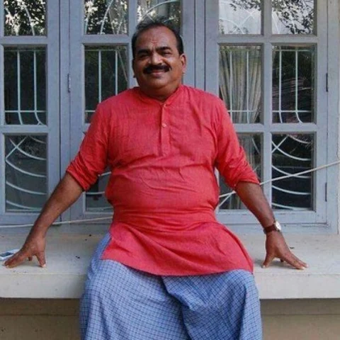40 ஆண்டுக்கால அரசியல்வாதி... மகனுக்கு ஃபீஸ் கட்ட முடியாமல் தவிக்கும் நாஞ்சில் சம்பத்!