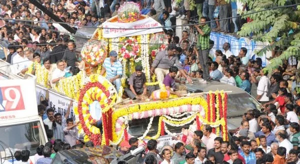 இயக்குனர் பாலசந்தர் உடல் தகனம்; இறுதி ஊர்வலத்தில் ஆயிரக்கணக்கானோர் பங்கேற்பு!