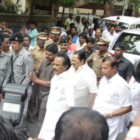 `விஷமிகள் பரப்பும் வதந்திகளை நம்ப வேண்டாம்!’ - கருணாநிதி உடல்நிலை குறித்து ஸ்டாலின் மீண்டும் விளக்கம் #karunanidhi