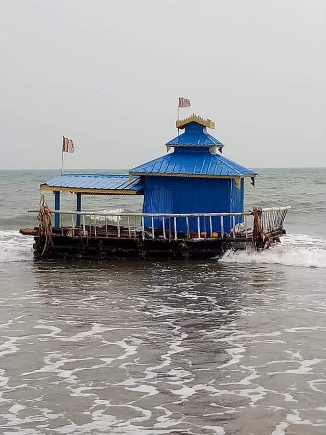 நாகையில் கரை ஒதுங்கிய வெளிநாட்டு மர்மப் படகு? ஆர்வமுடன் செல்ஃபி எடுத்த பொதுமக்கள்
