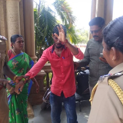 `கந்துவட்டிப் புகார் மீது நடவடிக்கை இல்லை!' - புதுக்கோட்டை ஆட்சியர் அலுவலகத்தில் இளைஞர் தீக்குளிக்க முயற்சி