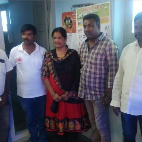 `என்னால முடிஞ்சது இவ்வளவுதான்' - கிட்னி செயலிழந்த பிரகாஷை நெகிழவைத்த ஆட்டோ டிரைவர்