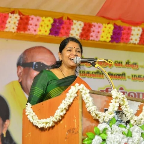 `ஆணாதிக்க அரசியலில்...!' - கருணாநிதி அறையில் கலங்கினாரா கனிமொழி?!