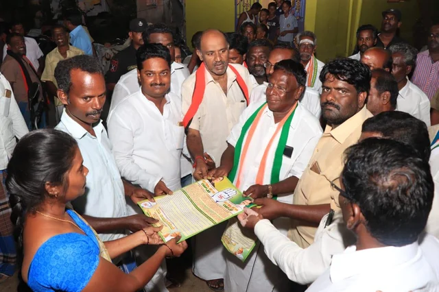 `நம்ம தலைவர் அவர் பெயரைச் சொல்லித்தான் வாக்கு கேட்கிறார்!'- ரங்கசாமி பிரசாரத்தில் தொண்டர்கள் கமென்ட்