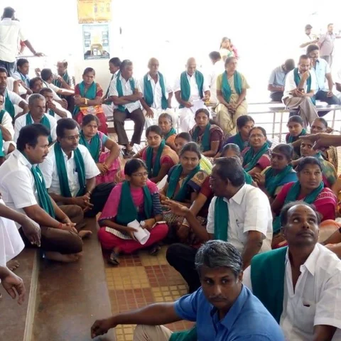 விவசாய நிலங்கள் வழியாக பைப்லைன்! - மாவட்ட ஆட்சியரகத்தில் விவசாயிகள் தர்ணா