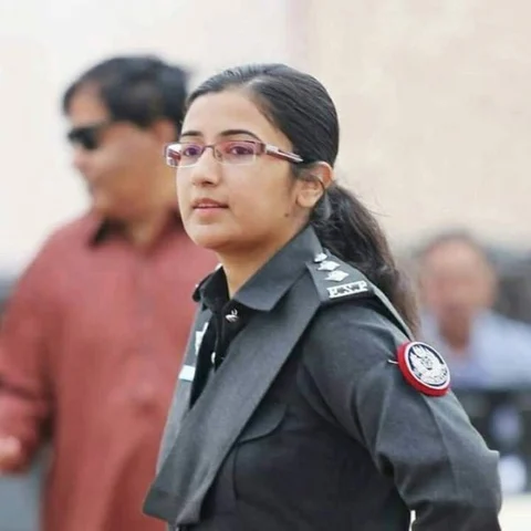 தீவிரவாதிகளைத் துவம்சம் செய்த பெண் எஸ்பி! - பாகிஸ்தானியர்கள் கொண்டாடும் இவர் யார்?