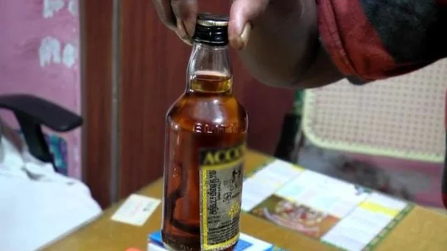 மதுபானத்தில் கிடந்த `அரணை'- அரியலூர் அதிர்ச்சி