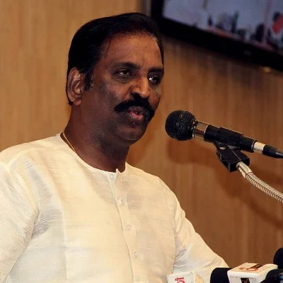 'கபாலி' சர்ச்சை: வார்த்தை வசப்படாமல் போய்விட்டதாக வைரமுத்து விளக்கம்!