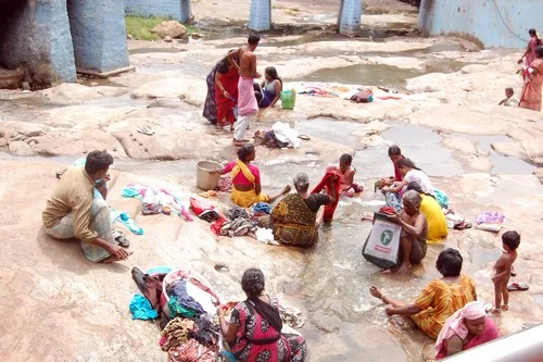 வாட்டி வதைக்கும் கோடை... குற்றால அருவியில் அலைமோதும் கூட்டம் (படங்கள்)
