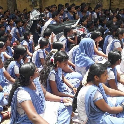 பூ, மருதாணி, நகை... இதற்கெல்லாம் ஏன் பள்ளிகளில் கட்டுப்பாடு... விளக்கம்!