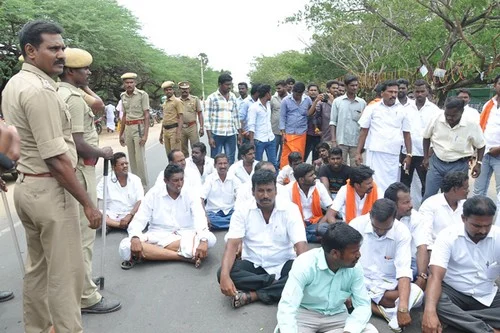 உள்ளாட்சி இடைத்தேர்தல்: கள்ள ஓட்டு போட்ட அ.தி.மு.க. நகர செயலாளர்!