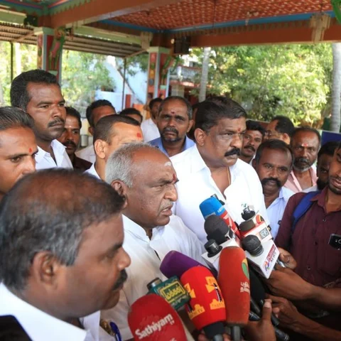 `வடை சுடுவதையும் அடை சுடுவதையும் வைத்து முதல்வர் ஆகிவிட முடியுமா?’ - பொன்னார் கிண்டல்!