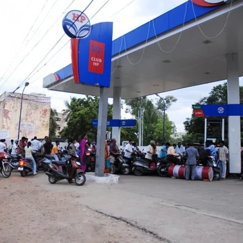 `உள்நாட்டுக்கு 82 ரூபாய்; வெளிநாட்டுக்கு 38 ரூபாய்!' - பெட்ரோல் விலையால் மு.க.ஸ்டாலின் காட்டம்