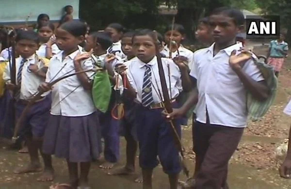 மாவோயிஸ்ட்டுகளுக்கு பயந்து கையில் கம்புகளுடன் பள்ளி செல்லும் சிறுவர்கள்!