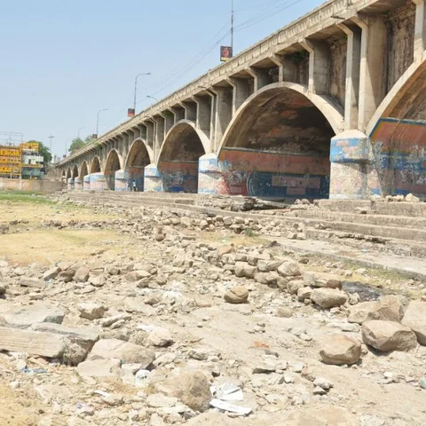 கள்ளழகர் வைகையில் இறங்கும் முன் ஏ.வி பாலம் சரி செய்யப்படுமா? -சமூக ஆர்வலர்கள் எதிர்பார்ப்பு!
