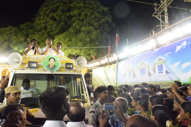 ஓ.பி.எஸ்ஸை டென்ஷனாக்கிய கேள்வி! - பிரசாரத்துக்கு பாதியிலேயே குட்பை