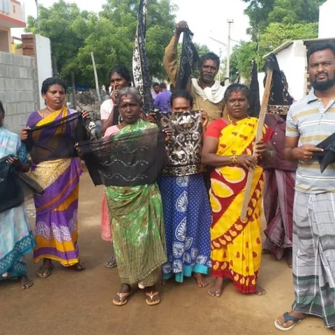 ஸ்டெர்லைட்டுக்கு எதிராக சிறப்புத் தீர்மானம் வேண்டும்! - கறுப்புக் கொடி ஏற்றிய கிராம மக்கள்