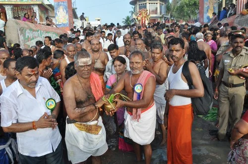 ஆடி அமாவாசை: ராமேஸ்வரத்தில் புனித நீராட குவிந்த பக்தர்கள்!
