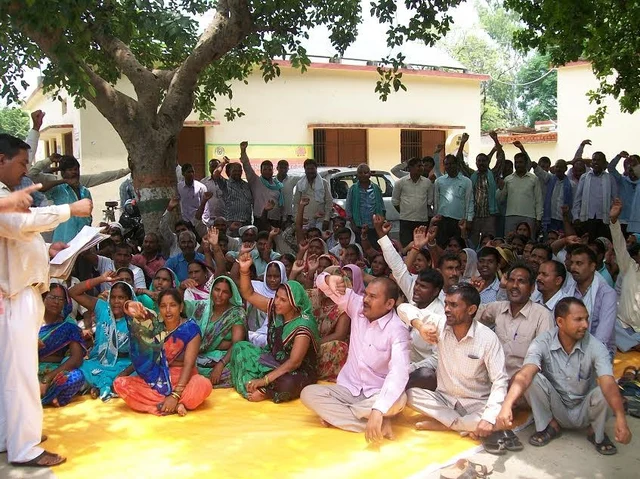 போன் பேசும் பெண்களுக்கு ரூ.21,000 ஃபைன் போடும் உ.பி கிராமம்!