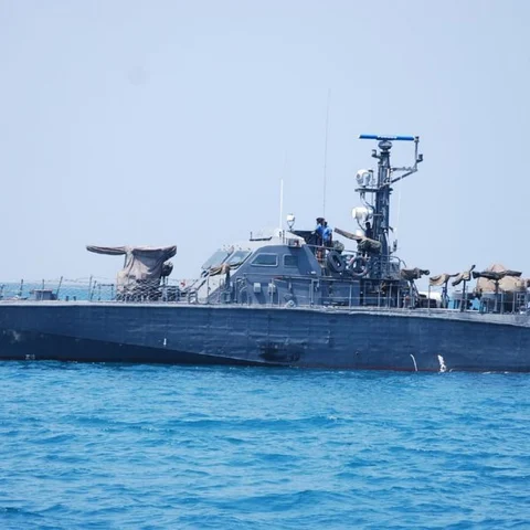 படகில் ஏறமுயன்ற இலங்கை கடற்படை வீரர் கடலில் விழுந்து மாயம்; ராமேஸ்வரம் மீனவர்கள் விரட்டியடிப்பு