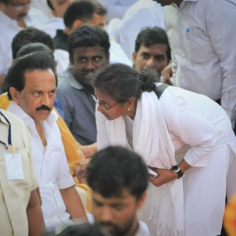 கருணாநிதியின் இறுதிச்சடங்கை ஒருங்கிணைத்த அமுதா ஐ.ஏ.எஸ்... யார் இவர்?