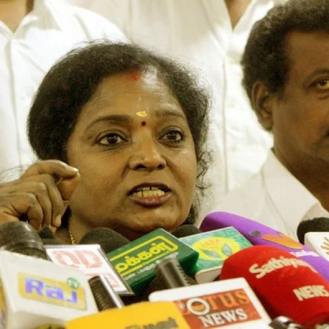 `கேக்கை அரிவாளால் வெட்டுவதுதான் அமைதிப் பூங்காவா?' - ஓ.பி.எஸ்ஸை சாடிய தமிழிசை
