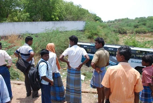 தஞ்சை அருகே வல்லத்தில் பஸ் கவிழ்ந்து 32 பேர் படுகாயம்