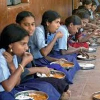 அரசு பள்ளி சத்துணவில் பாம்பு: 54 மாணவர்களுக்கு வாந்தி மயக்கம்!