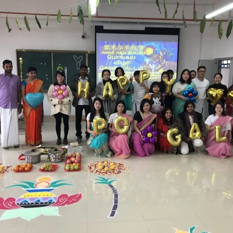 சேலை கட்டி பொங்கல் வைத்த சீனப் பெண்கள்!- பல்கலைக்கழகத்தில் நடந்த கொண்டாட்டம்