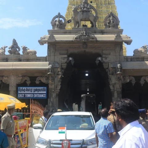 ராமேஸ்வரம் கோயிலில் நிறுத்தப்பட்ட ஆளுநர் வாகனம் - பக்தர்கள் வேதனை