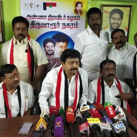 `அ.தி.மு.கவை சிதறச் செய்த விஷக்கிருமி தினகரன்!' - திவாகரன் சாடல்