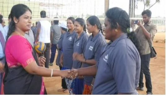 விளையாட்டுப் போட்டியில் அசத்திய அரசு ஊழியர்கள்! - மன அழுத்தத்தைப் போக்க புது ஐடியா