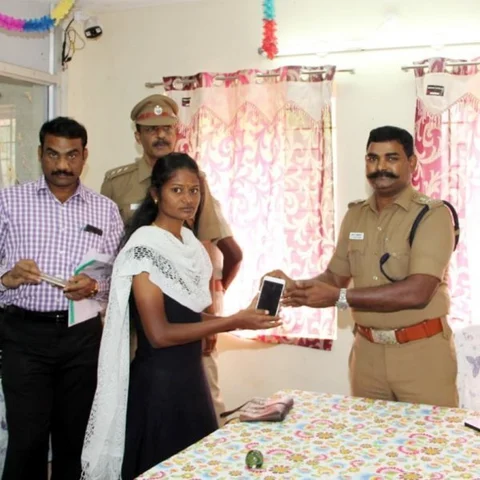 `20 நாள்களில் 60 திருட்டு செல்போன்கள் கண்டுபிடிப்பு!’ - தஞ்சை போலீஸார் நடவடிக்கை
