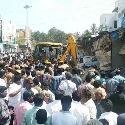 துவம்சம் செய்யப்பட்ட ஆக்கிரமிப்பு கடைகள்! காஞ்சிபுரம் சார்-ஆட்சியர் அதிரடி!