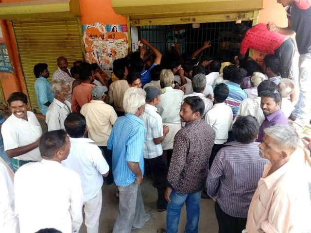 உச்சநீதிமன்றத் தீர்ப்பு எதிரொலி: டாஸ்மாக் கடைகளில் அலைமோதும் கூட்டம்!