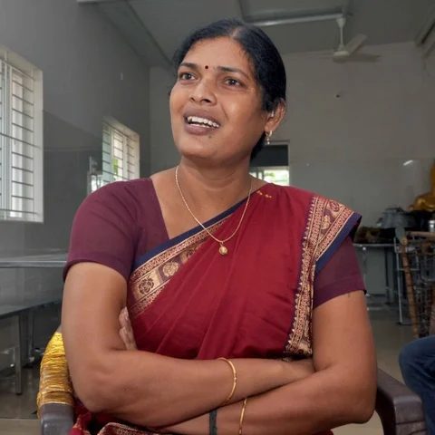 ``பக்கத்துல வரத் தயங்கினவங்க, இப்ப அம்மா அம்மானு கூப்பிடுறாங்க!" - முதியோர் இல்லம் நடத்தும் திருநங்கை தேவி