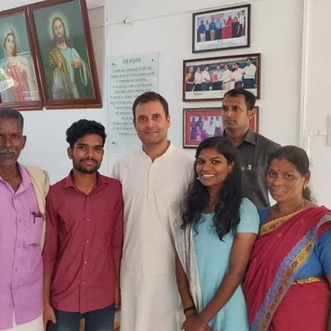 கேரள பழங்குடியினரின் முதல் ஐஏஎஸ் ஸ்ரீதன்யாவுக்கு இன்ப அதிர்ச்சிகொடுத்த ராகுல் காந்தி!