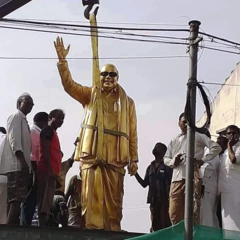 ‘எட்டரை அடி உயரம்; 750 கிலோ எடை’ - அறிவாலயத்துக்கு அடுத்து கருணாநிதியின் பிரமாண்ட சிலை!