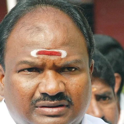 “நடக்கின்ற விஷயங்களை கேப்டனுக்கு வேறு மாதிரி சொல்வார்கள்!” - விளாசும் வி.சி.சந்திரகுமார்