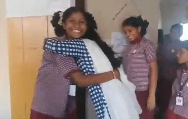 `ஹைஃபை அல்லது அரவணைப்பு!' - மாணவர்களை அன்புடன் வரவேற்கும் ஆசிரியை #viralvideo