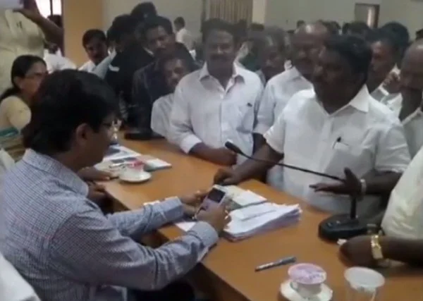 மாட்டு வண்டியில் மனு கொடுக்க வந்த எம்எல்ஏ... அலட்சியமாக நடந்துகொண்ட கலெக்டர்!