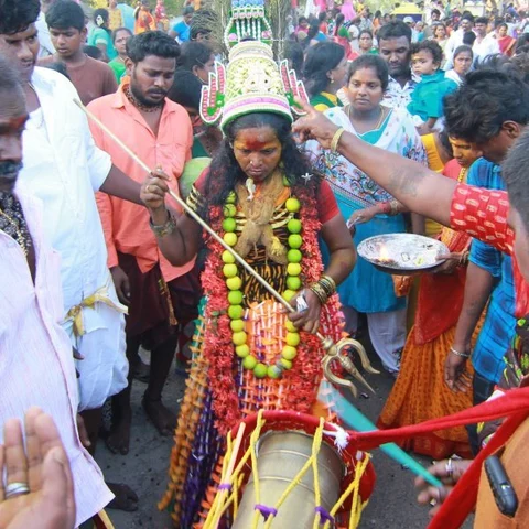 ஒரு பக்கம் அழுகுரல்...மறுபக்கம் கொண்டாட்டம்... கிருஷ்ணாம்பேட்டை சுடுகாட்டில் களைகட்டிய மயானச் சூறை விழா!