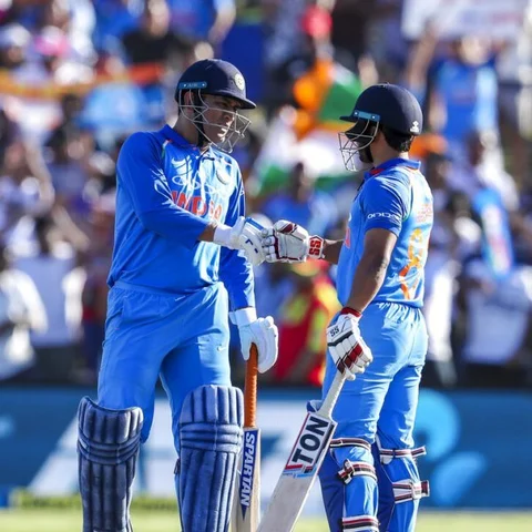 `தோனி சொன்ன திசையில் கண்ணை மூடிக்கொண்டு பந்துவீசுவேன்!’ - சக்ஸஸ் சீக்ரெட் பகிரும் கேதர் ஜாதவ்