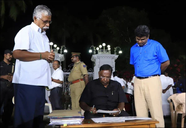உணர்வுகளும் அரசியலும்: 7 நிமிட வாசிப்பில் ஆனந்த விகடனின் 10 தெறிப்புகள்!