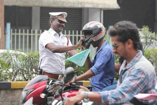 ஹெல்மெட் தட்டுப்பாடு: அண்டை மாநிலங்களுக்கு படையெடுக்கும் வாகன ஓட்டிகள்